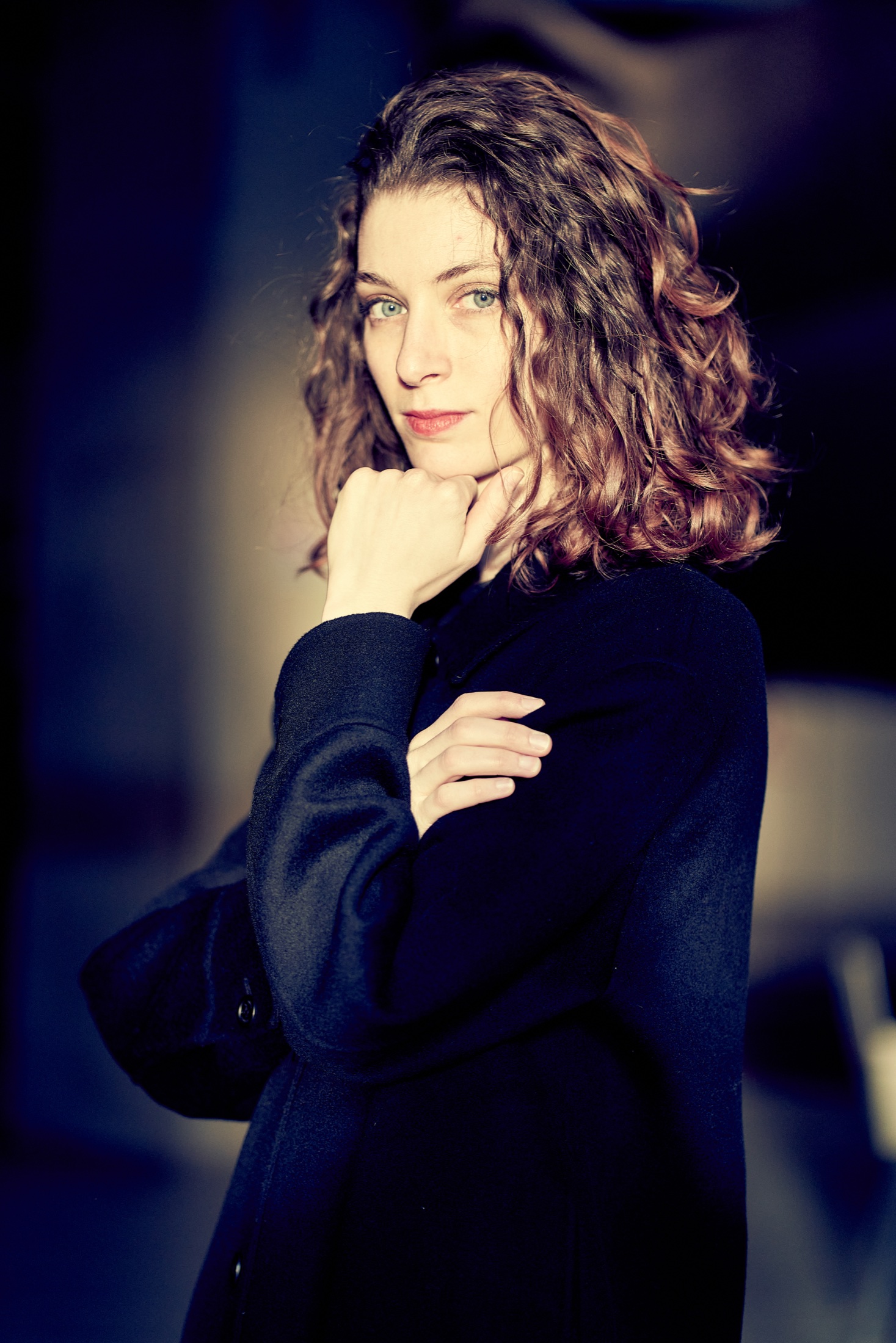 Portrait de Sarah Zajtmann dans une lumière bleue et dorée